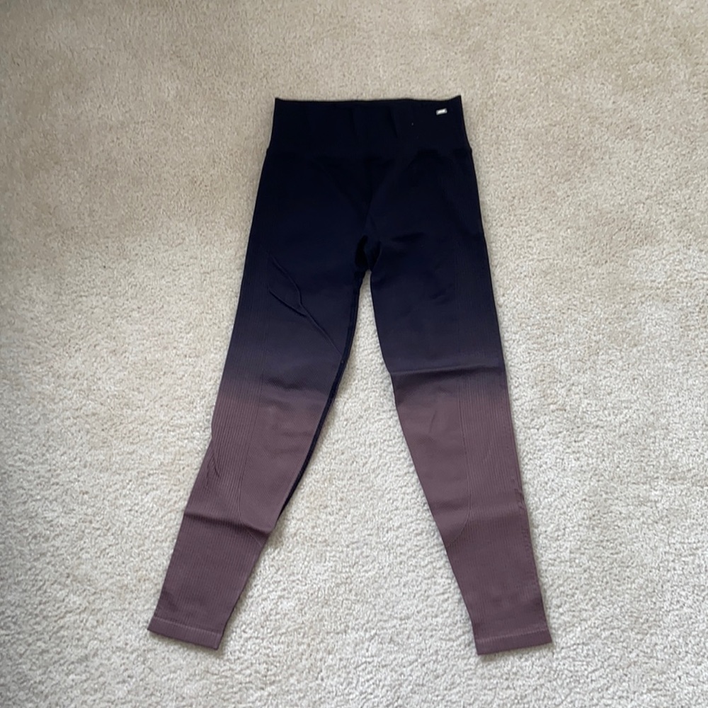 Pink Victoria’s Secret legging. Textured black to purple ombré. Size small